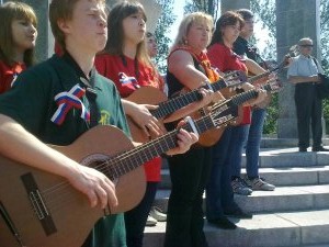 Młodzież z Rosji porządkuje cmentarz  - 0