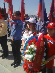 Młodzież z Rosji porządkuje cmentarz  - 1