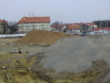 Dziura oficjalnie na sprzedaż - Fot. archiwum prw.pl
