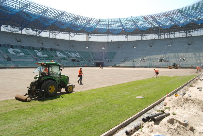Boisko zaorane i czeka. Na trawę - Fot. archiwum prw.pl