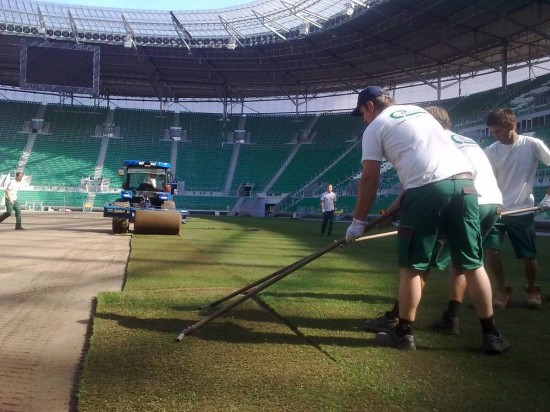 Wymieniają trawę na stadionie  - Fot. Krzysztof Horwat