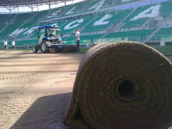 Wymieniają trawę na stadionie  - 1