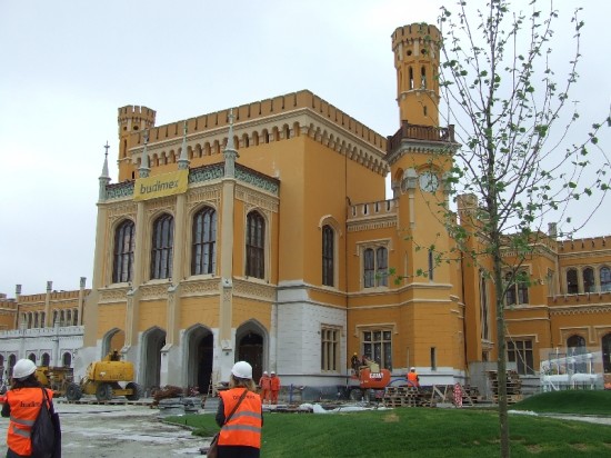 Taksówki w kolorze dworca - Fot. archiwum prw.pl