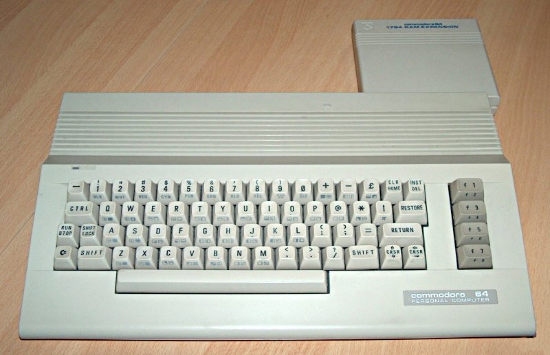 Przedmioty sprzed lat na wystawie - Commodore 64 z widocznym rozszerzeniem pamięci, fot. Wikipedia