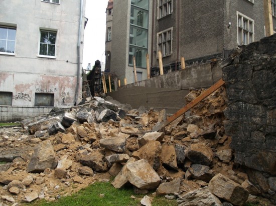Runął mur w centrum Wałbrzycha – Fot. Michał Wyszowski