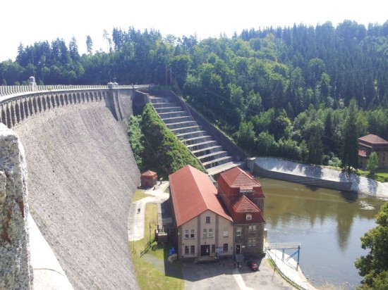 Zapora obchodzi 100 lat istnienia - Zapora nie tylko zapobiega powodziom, ale też pozwala na produkcję prądu (fot. Piotr Słowiński)