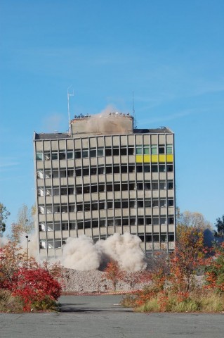 Runął wieżowiec w Jelczu (Zobacz) - 1
