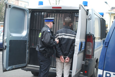 Pijany z nożem na policjanta - fot. prw.pl