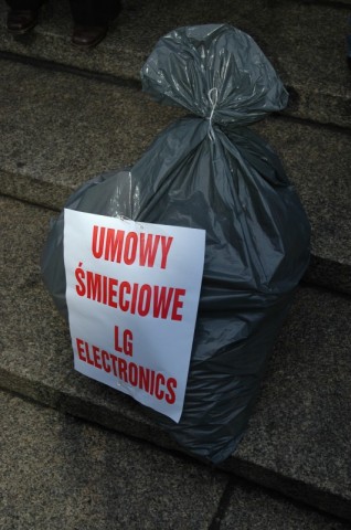 Śmieciowy worek na schodach urzędu - 0