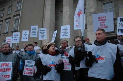 Śmieciowy worek na schodach urzędu - 1