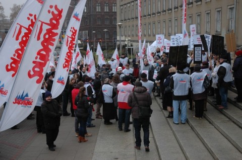 Śmieciowy worek na schodach urzędu - 2