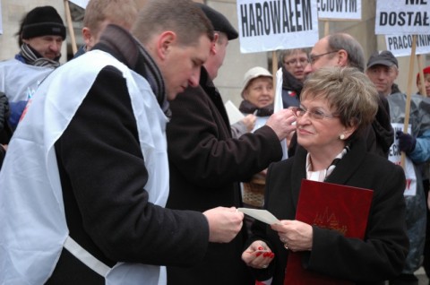 Śmieciowy worek na schodach urzędu - 3