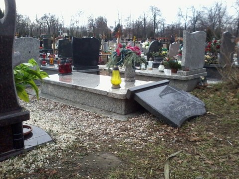 Profanacja grobów w Legnicy (Zobacz) - 0