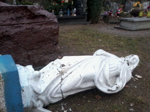 Profanacja grobów w Legnicy (Zobacz) - 12