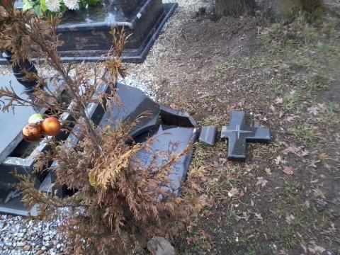 Profanacja grobów w Legnicy (Zobacz) - 1