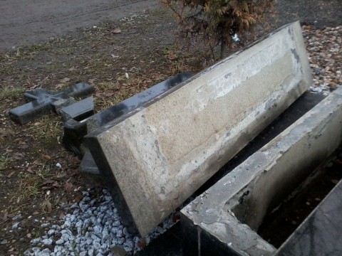Profanacja grobów w Legnicy (Zobacz) - 3