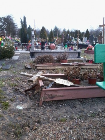 Profanacja grobów w Legnicy (Zobacz) - 4