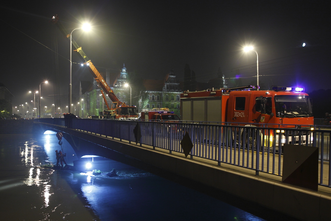 Wielka woda na Dolnym Śląsku, 21.05.10 - relacja - Most Pokoju, noc z piątku na sobotę (Fot. Szymon Zdziabek / PP Studio)