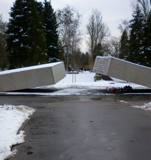 Smoleńsk nadal dzieli (Posłuchaj) - Pomnik Ofiar Katastrofy Smoleńskiej (fot. Lukasz2/Wikipedia)