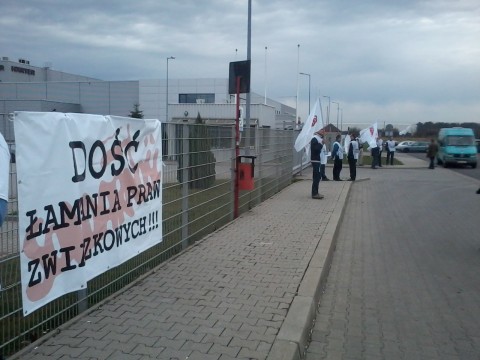 Zwolnili ją za wywieszanie flag - 12