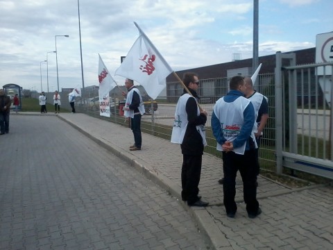 Zwolnili ją za wywieszanie flag - 13