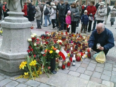 Dolny Śląsk żegna ofiary katastrofy w Smoleńsku (Zobacz) - 3