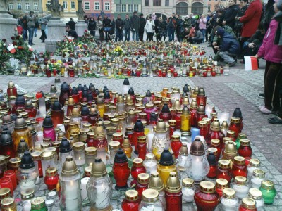 Dolny Śląsk żegna ofiary katastrofy w Smoleńsku (Zobacz) - 4