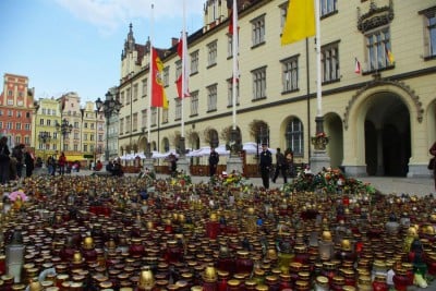 Dolny Śląsk żegna ofiary katastrofy w Smoleńsku (Zobacz) - 7