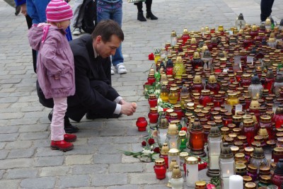Dolny Śląsk żegna ofiary katastrofy w Smoleńsku (Zobacz) - 8