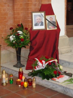 Dolny Śląsk żegna ofiary katastrofy w Smoleńsku (Zobacz) - 9