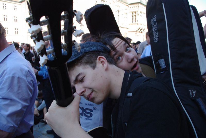 Przygotowania do gitarowego rekordu - Rekord gitarowy we wrocławskim rynku'2009. Archiwum prw.pl (Fot. Katarzyna Górowicz)