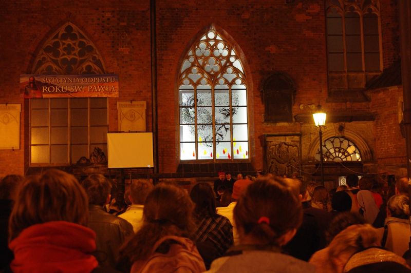 Zbliża się rocznica śmierci Jana Pawła II (Posłuchaj) - Czwarta rocznica śmierci Jana Pawła II przy kościele garnizonowym we Wrocławiu. Archiwum prw.pl (Fot. Katarzyna Górowicz)