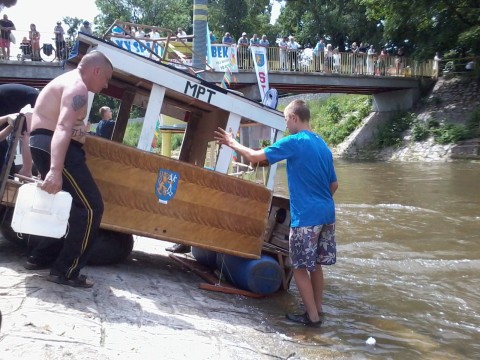 Płynąć byle czym, byle z klasą (Zobacz) - 0