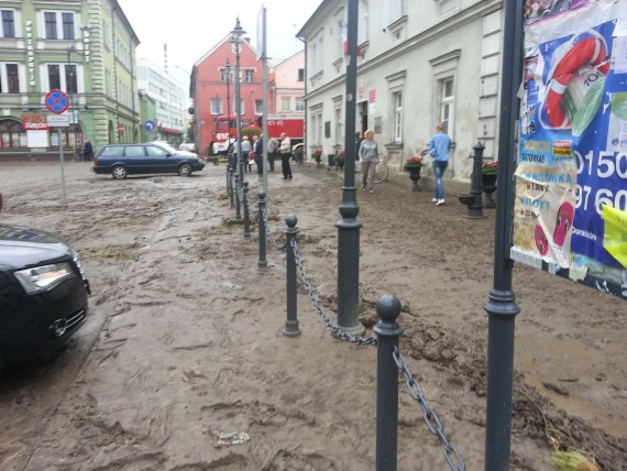Sprzątają i czekają na prąd i wodę - fot. archiwum prw.pl