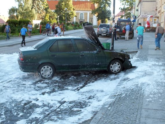 Płonące auto w centrum Sobótki - 0