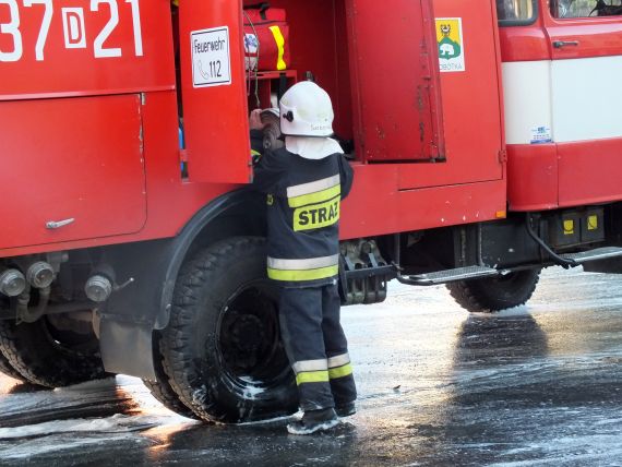 Płonące auto w centrum Sobótki - 9