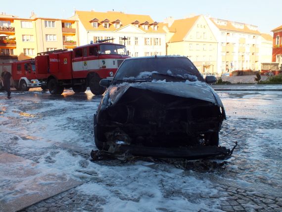 Płonące auto w centrum Sobótki - 10