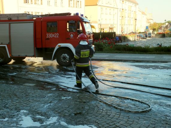Płonące auto w centrum Sobótki - 11