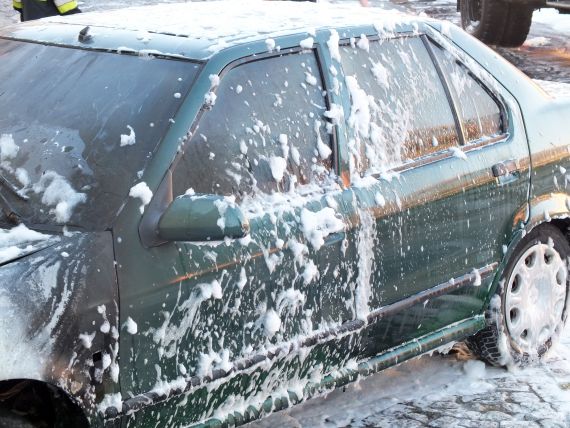 Płonące auto w centrum Sobótki - 12