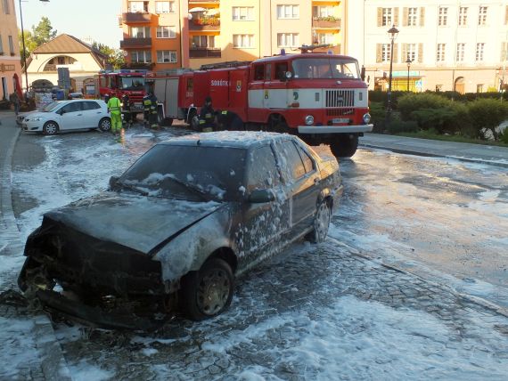 Płonące auto w centrum Sobótki - 13