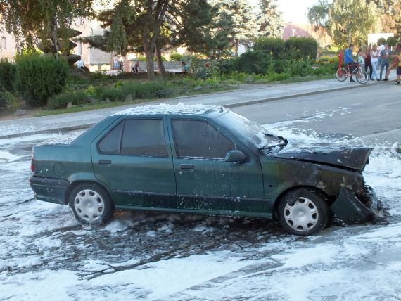 Płonące auto w centrum Sobótki - 14