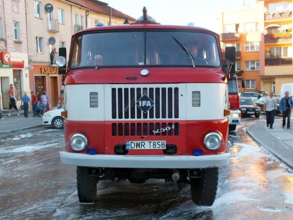 Płonące auto w centrum Sobótki - 15