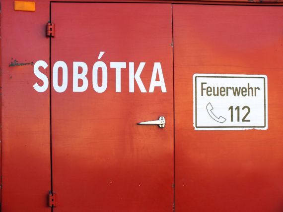 Płonące auto w centrum Sobótki - 16