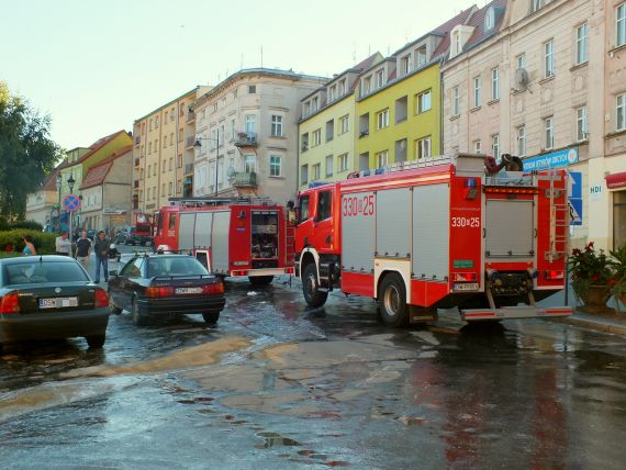 Płonące auto w centrum Sobótki - 1