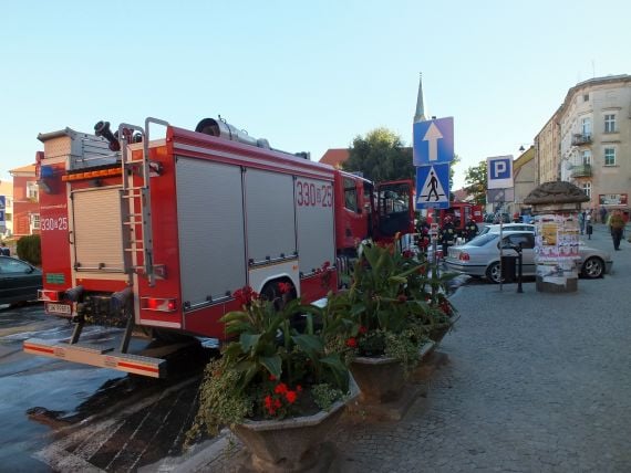 Płonące auto w centrum Sobótki - 3