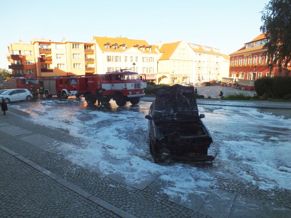 Płonące auto w centrum Sobótki - 4