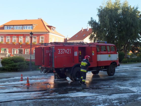 Płonące auto w centrum Sobótki - 5