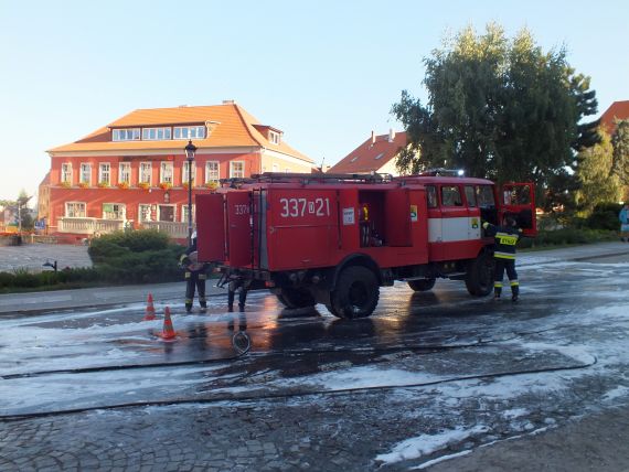 Płonące auto w centrum Sobótki - 7
