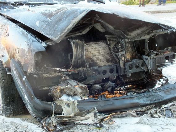 Płonące auto w centrum Sobótki - 8