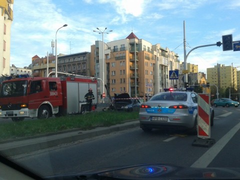 Nie zobaczył znaku, uderzył w słup - 0